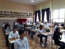 uczniowie klas VIII podczas pisania egzaminu