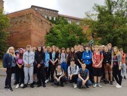 uczniowie podczas zwiedzania Krakowa