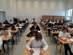 uczniowie kl. VIII podczas rozwiązywania zadań egzaminacyjnych